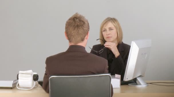 Zwei Mitarbeiter unterhalten sich am Schreibtisch — Stockvideo