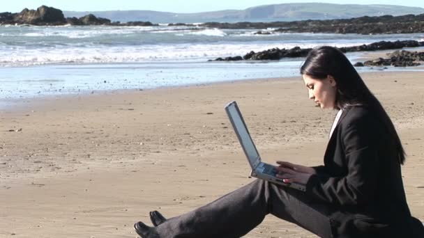 Ділова жінка працює на відкритому повітрі — стокове відео