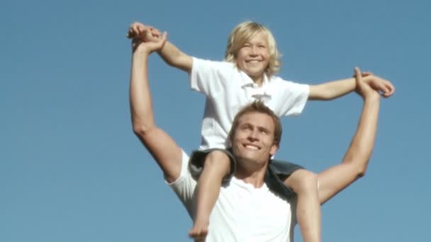 Pai orgulhoso com seu filho em seus ombros — Vídeo de Stock