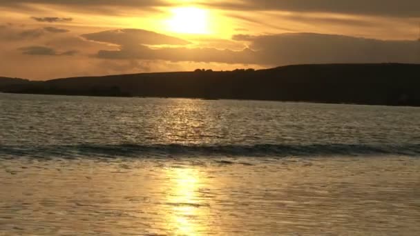 在黄昏的海滩 — 图库视频影像