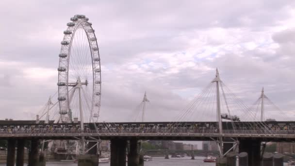London city och thames river — Stockvideo
