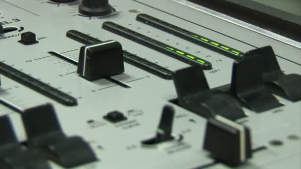 Personne utilisant un bureau de mixage — Video