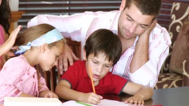 Ouders hun kinderen doen hun huiswerk — Stockvideo