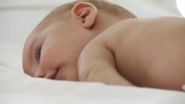 Carino neonato sdraiato su un letto — Video Stock