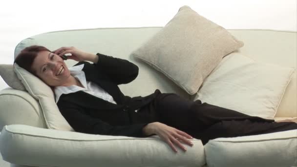 Бізнес-леді на дивані — стокове відео
