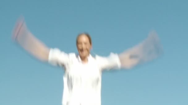 Attraktiv kvinna hoppa på en studsmatta — Stockvideo