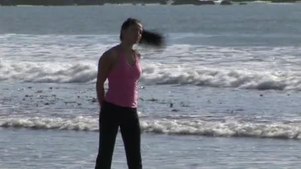 Mujer en la playa trotando — Vídeo de stock