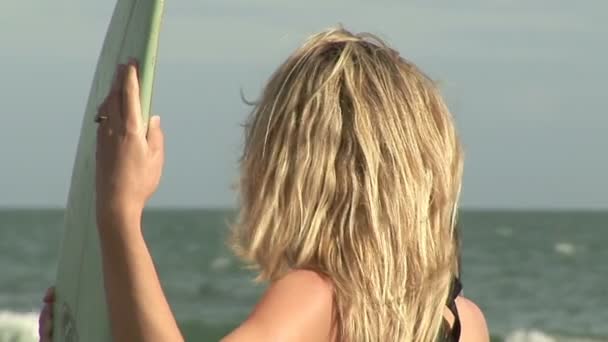 Mujer con tabla de surf — Vídeo de stock