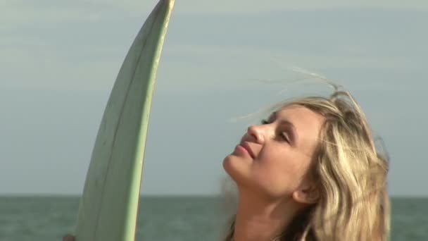 Mujer con tabla de surf — Vídeos de Stock