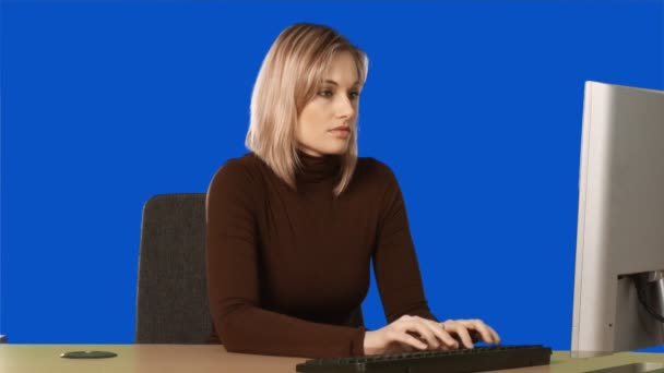 Blauw scherm van een vrouw bij computer — Stockvideo