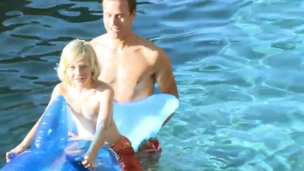 Padre e hijo jugando en una piscina — Vídeos de Stock
