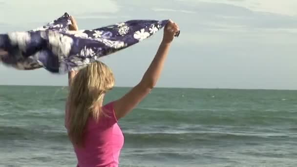 Mujer relajante en la playa — Vídeo de stock