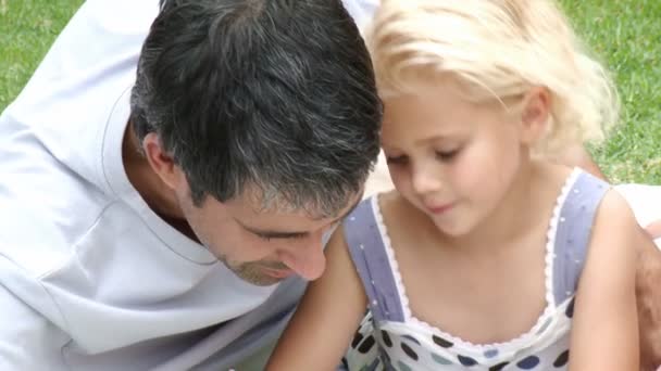 Padre con su hija en el jardín — Vídeo de stock