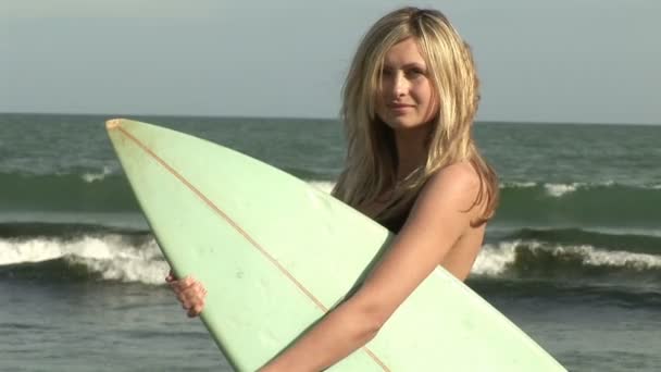 Mujer con tabla de surf — Vídeos de Stock