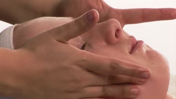 En kvinna som tar emot en ansiktsmassage — Stockvideo