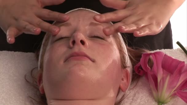 Een vrouw die ontvangen een gezichtsmassage — Stockvideo