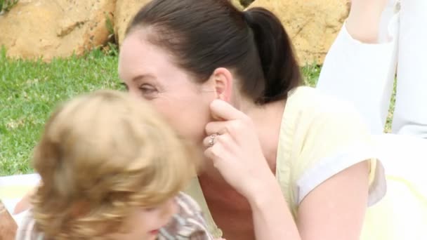 Madre con su hijo en el jardín — Vídeo de stock