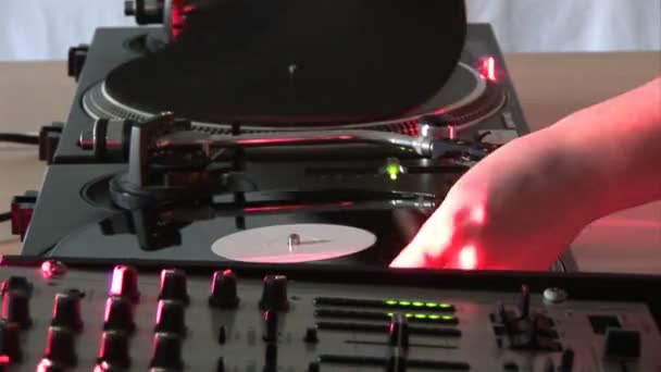 Tocando discos de vinil — Vídeo de Stock