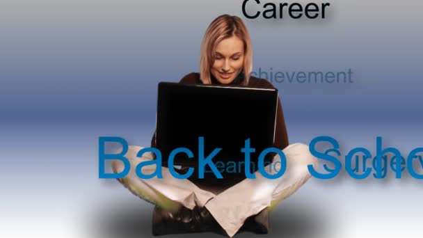 Vrouw werkt aan een laptop — Stockvideo