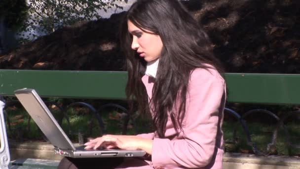 Hispanic woman on Laptop — Stock Video