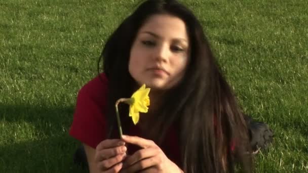 女人嗅到花 — 图库视频影像