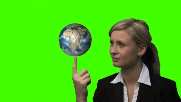 Femme d'affaires avec la terre tournant dans ses mains — Video