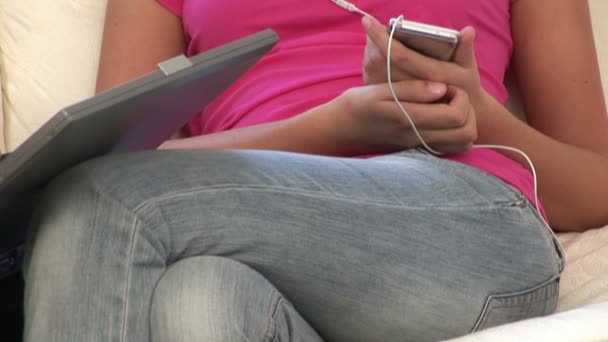Jeune couple sur canapé avec ordinateur portable — Video