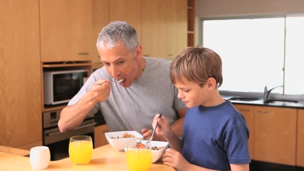 Vater und Sohn frühstücken — Stockvideo