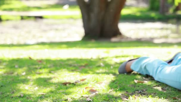 La caméra passe directement à une femme avec un casque en écoutant son ordinateur portable — Video