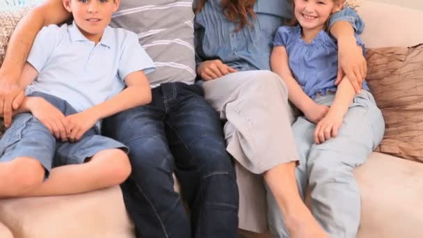 Aile kanepede oturan gülümsüyor — Stok video