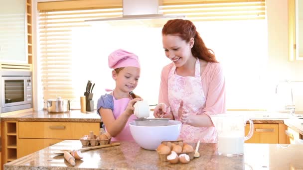 Madre e hija cocinando — Vídeos de Stock