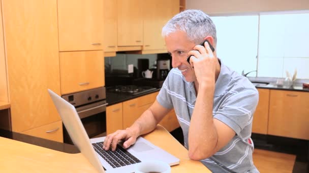 Hombre sonriente usando su teléfono celular — Vídeos de Stock