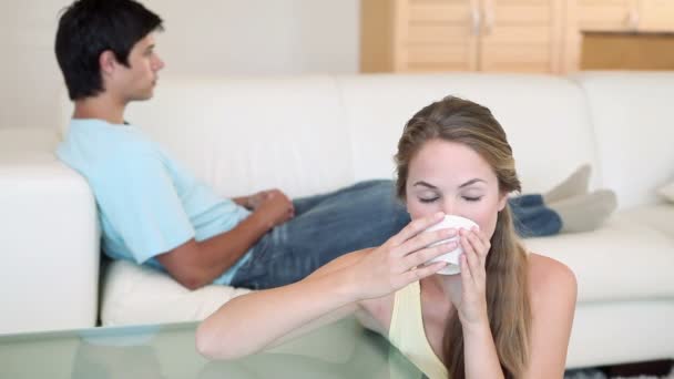 Vrouw drinken van een kopje koffie in real-time — Stockvideo