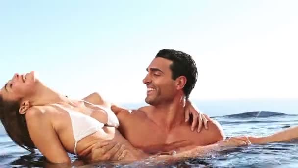 Couple heureux dans une piscine — Video