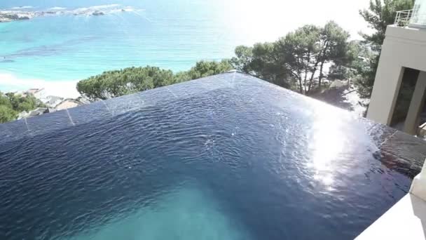 Video de un hombre de negocios saltando en una piscina — Vídeos de Stock