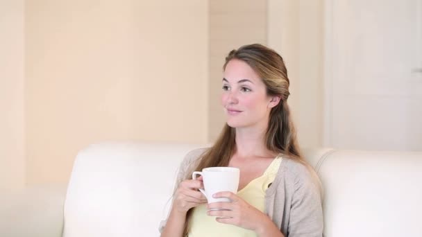 Jeune femme boire un café — Video