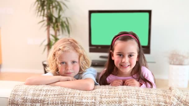 Bambini seduti su un divano — Video Stock