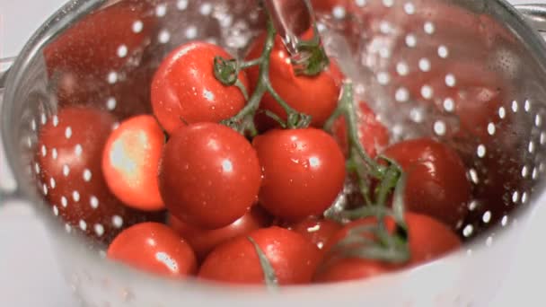 Tomaten worden gewassen in super slow motion — Stockvideo