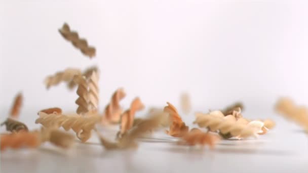 Pasta spolar faller ner i super slow motion — Stockvideo