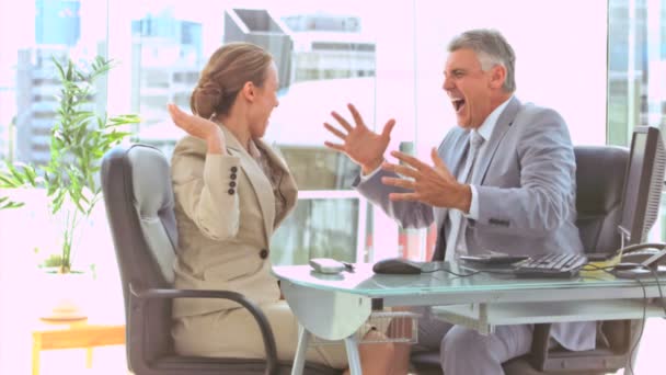 Geschäftsleute in Zeitlupe geben High-Five — Stockvideo