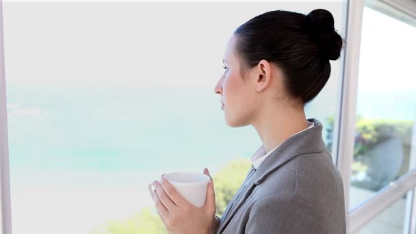 Geschäftsfrau mit einer Tasse Kaffee — Stockvideo