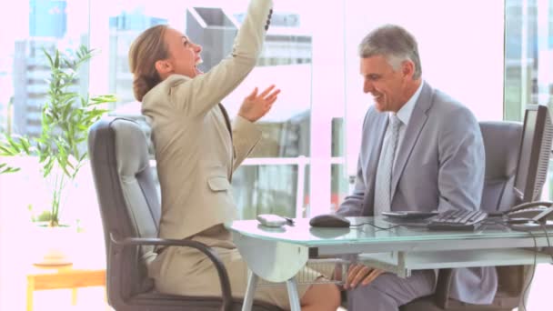 Business people throwing up money in slow motion — Stock Video