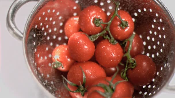 Tomaten worden gewassen in super slow motion — Stockvideo