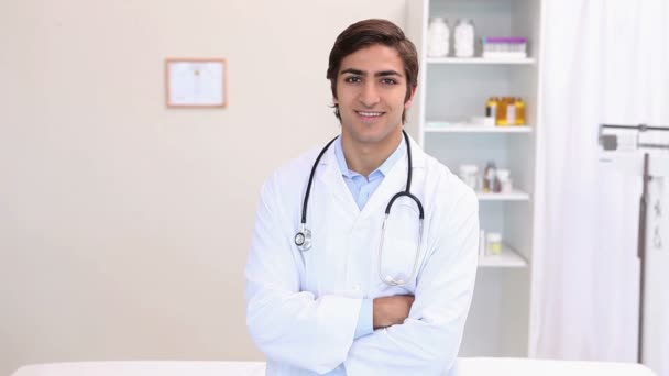 Um médico sorrindo de pé em seu escritório — Vídeo de Stock