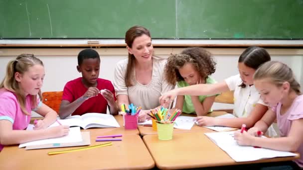 Alunos acenando com as mãos — Vídeo de Stock