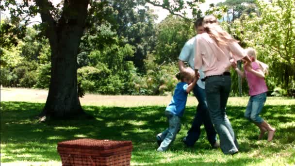 Família dançando em câmera lenta — Vídeo de Stock