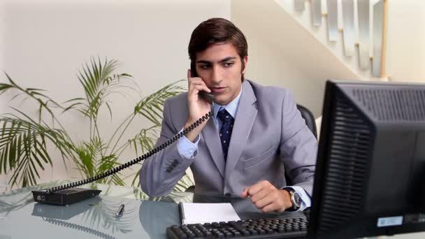 Un homme d'affaires travaillant à son bureau — Video