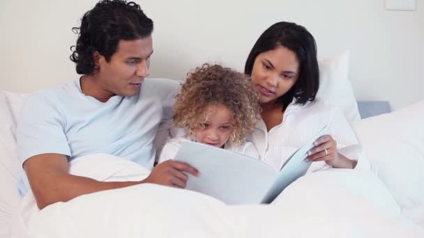 Familia buscando un libro para niños — Vídeos de Stock