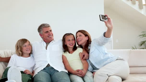 Familia posando para una foto — Vídeos de Stock