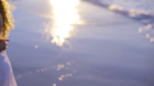 Vista laterale di coppia che si bacia sulla spiaggia durante il tramonto — Video Stock